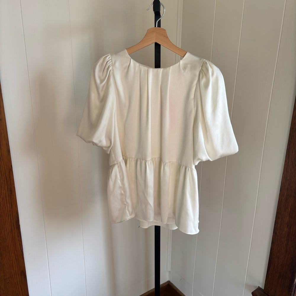 Lilly Pulitzer Women’s 6 Blakelynn Cream Ruffled Hem Bubble Elbow Sleeve Top NWT - Picture 2 of 9